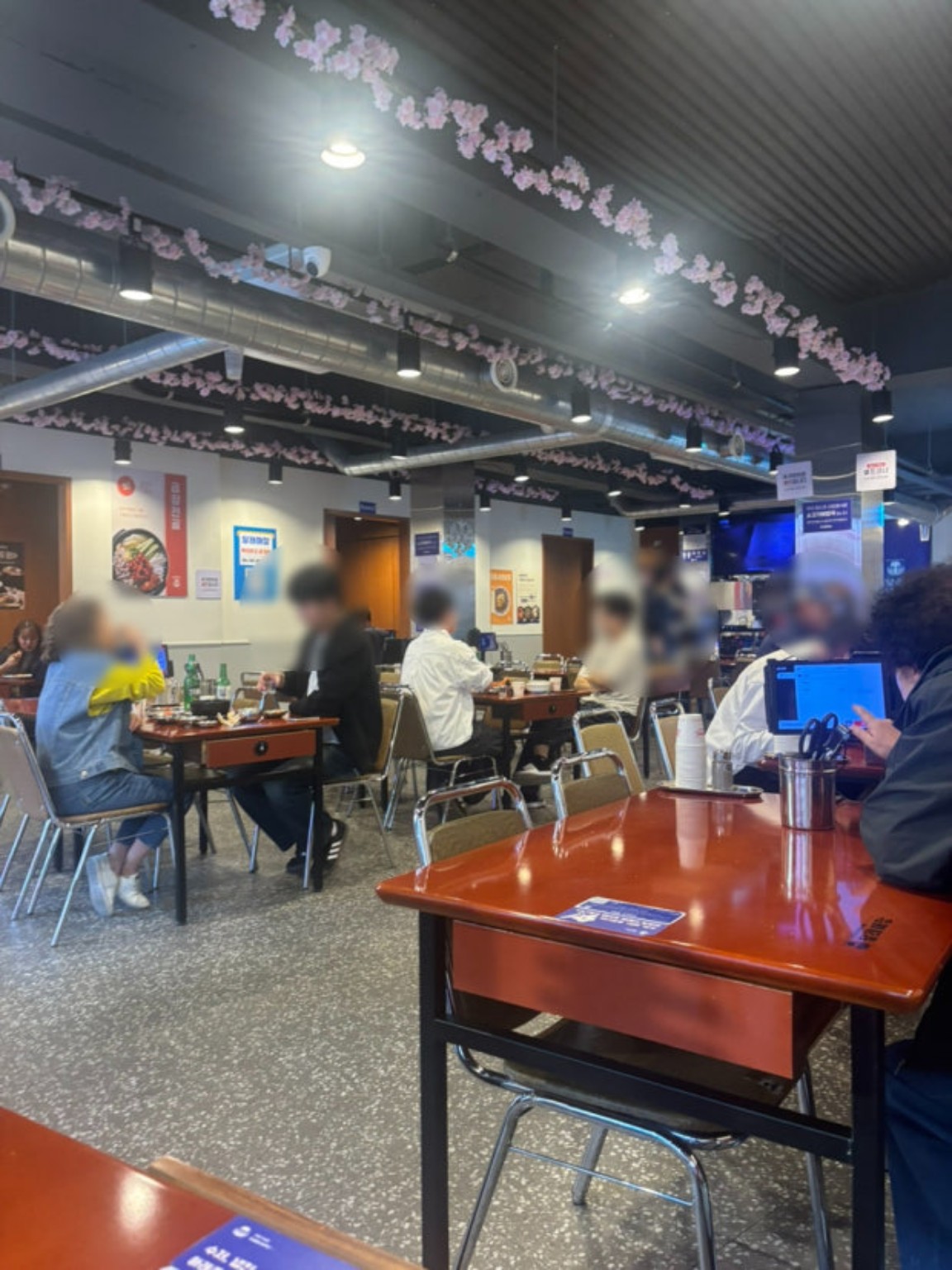 달래해장 부산동래점 홀 · 매장 분위기